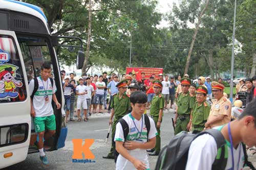 Xem Công Phượng trổ tài, sân Cần Thơ kín khán giả - 11