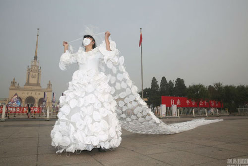 Kinh ngạc với váy cưới được làm từ 999 chiếc khẩu trang - 1
