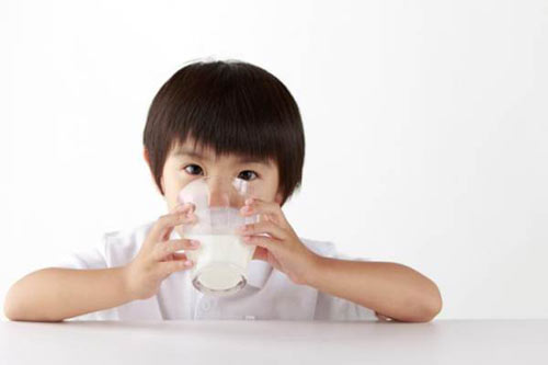 Tác hại trầm trọng của việc trẻ không uống sữa bò - 1