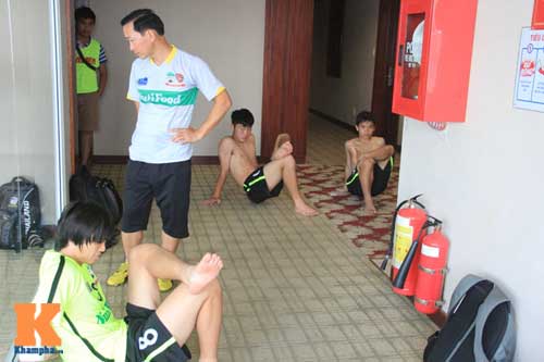 U19 HAGL: Công Phượng bị đau, thầy Giôm thấp thỏm - 9