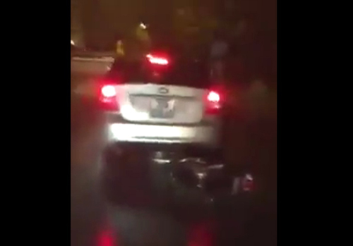 Video: Xế hộp bỏ chạy, kéo lê xe máy dưới gầm suốt 2 km - 1