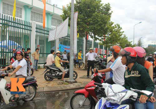 U19 đá đẹp: Cần Thơ lên “cơn sốt", fan đội mưa săn vé - 14