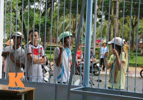 U19 đá đẹp: Cần Thơ lên “cơn sốt", fan đội mưa săn vé - 15