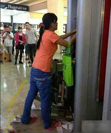 TQ: Bị máy nuốt thẻ, người phụ nữ đập nát cả cây ATM - 3