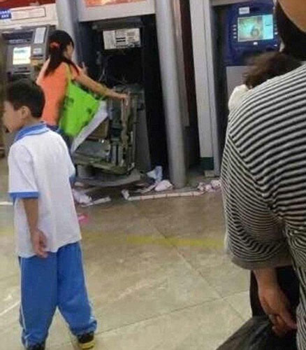 TQ: Bị máy nuốt thẻ, người phụ nữ đập nát cả cây ATM - 4
