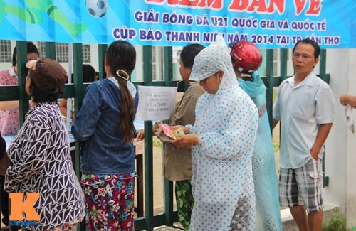 U19 đá đẹp: Cần Thơ lên “cơn sốt", fan đội mưa săn vé - 5