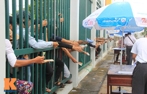 U19 đá đẹp: Cần Thơ lên “cơn sốt", fan đội mưa săn vé - 6