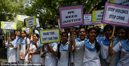 Ấn Độ: Bé gái sợ hãi vì bị hiếp dâm tại trường học - 1