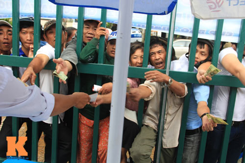 U19 đá đẹp: Cần Thơ lên “cơn sốt", fan đội mưa săn vé - 11