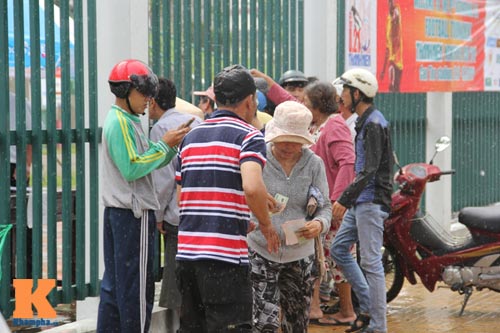U19 đá đẹp: Cần Thơ lên “cơn sốt", fan đội mưa săn vé - 8