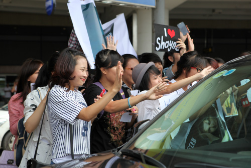 Quán quân The X-Factor Anh thân thiện với fan Việt - 9