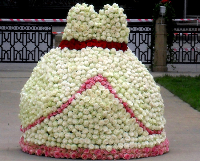 Váy cưới làm từ những bông hồng trắng


