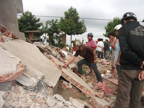 Nhà 3 tầng bỗng dưng đổ nghiêng, 10 người thoát chết - 6