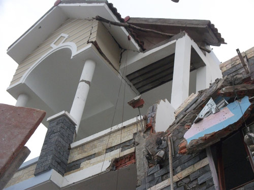 Nhà 3 tầng bỗng dưng đổ nghiêng, 10 người thoát chết - 2