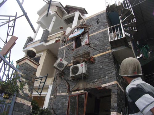 Nhà 3 tầng bỗng dưng đổ nghiêng, 10 người thoát chết - 3