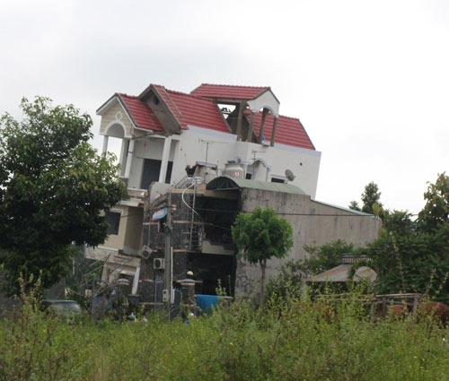 Nhà 3 tầng bỗng dưng đổ nghiêng, 10 người thoát chết - 4