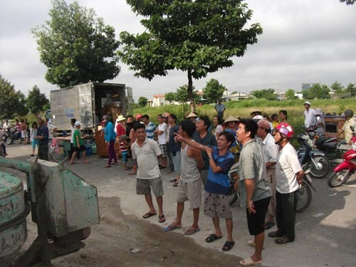 Nhà 3 tầng bỗng dưng đổ nghiêng, 10 người thoát chết - 7