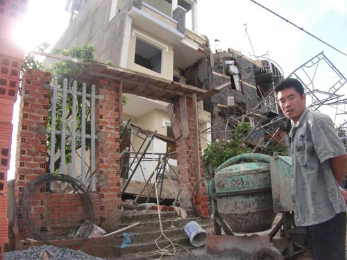 Nhà 3 tầng bỗng dưng đổ nghiêng, 10 người thoát chết - 9