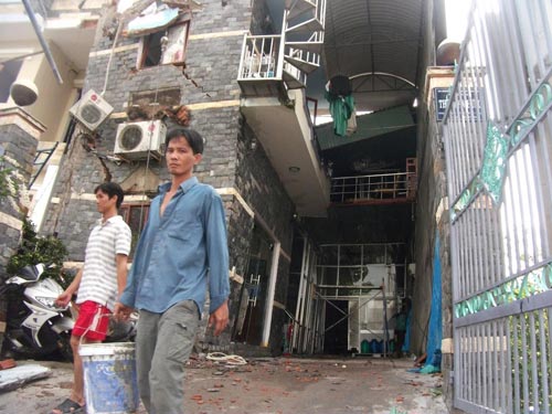 Nhà 3 tầng bỗng dưng đổ nghiêng, 10 người thoát chết - 8