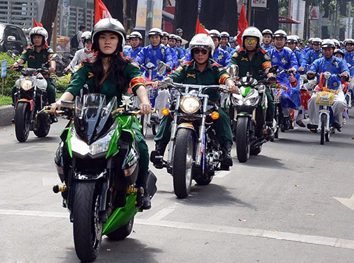Những 9X xinh đẹp cưỡi mô tô xôn xao dân mạng - 14