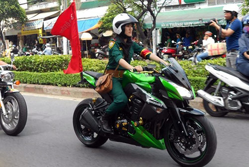 Những 9X xinh đẹp cưỡi mô tô xôn xao dân mạng - 15