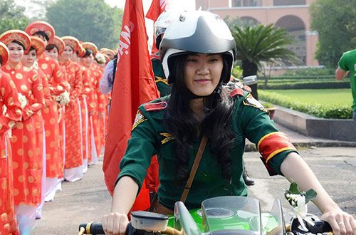 Những 9X xinh đẹp cưỡi mô tô xôn xao dân mạng - 16