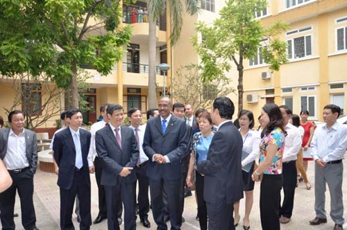 Phó Tổng thư ký LHQ đến Việt Nam kêu gọi chống HIV/AIDS - 1