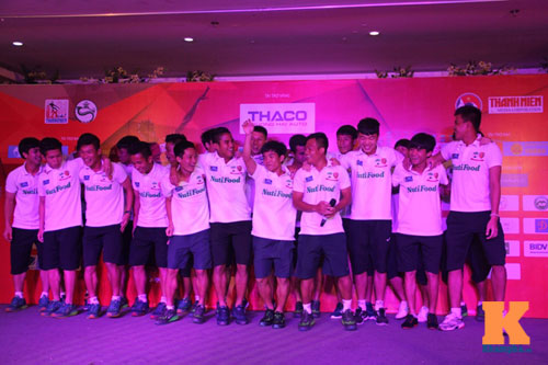 Cầu thủ U19 HAGL trổ tài hát “Anh không đòi quà” - 6