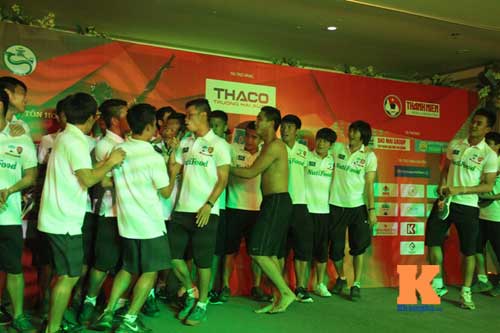 Cầu thủ U19 HAGL trổ tài hát “Anh không đòi quà” - 3