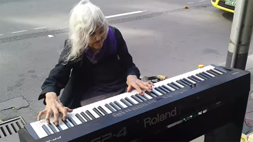 Cụ bà 80 tuổi chơi piano trên phố “gây bão mạng” - 1