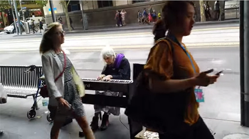 Cụ bà 80 tuổi chơi piano trên phố “gây bão mạng” - 2