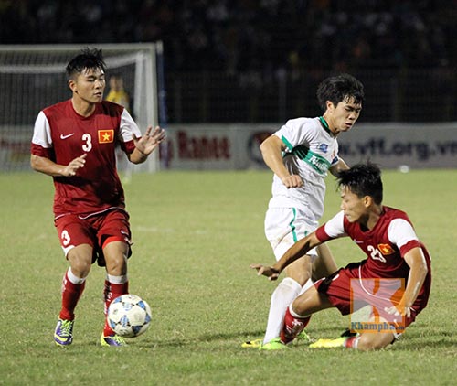 Cầu thủ U21 VN bị la ó vì chơi xấu đàn em U19 HAGL - 10