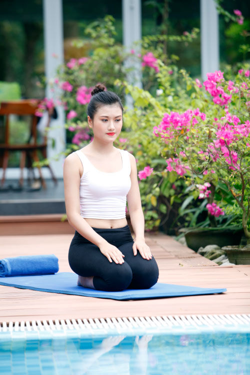 Ngẩn ngơ ngắm nữ sinh tập yoga - 4