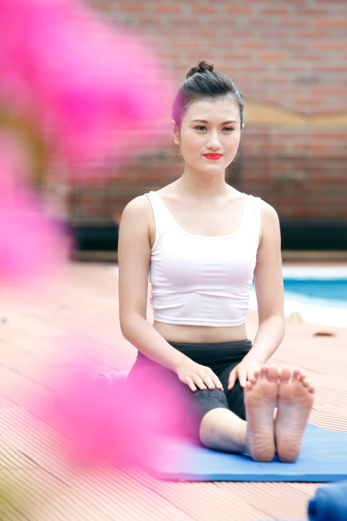 Ngẩn ngơ ngắm nữ sinh tập yoga - 11