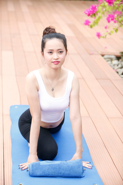 Ngẩn ngơ ngắm nữ sinh tập yoga - 12