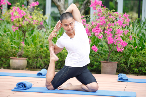 Ngẩn ngơ ngắm nữ sinh tập yoga - 13