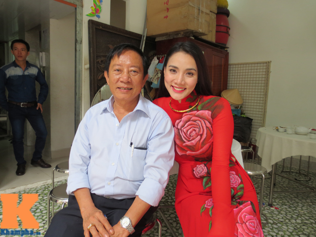 Bác ruột của Trang Nhung - ông Nguyễn Thức mới đây đã chia sẻ với chúng tôi loạt ảnh trong lễ ăn hỏi (đính hôn) của cô cháu gái nổi tiếng và bạn trai Hoàng Duy.
