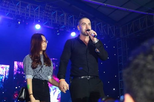 Shayne Ward cầu hôn fan nữ Việt trên sân khấu - 1