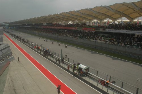 Johnny Trí Nguyễn cổ vũ các cao thủ MotoGP ở Sepang - 5