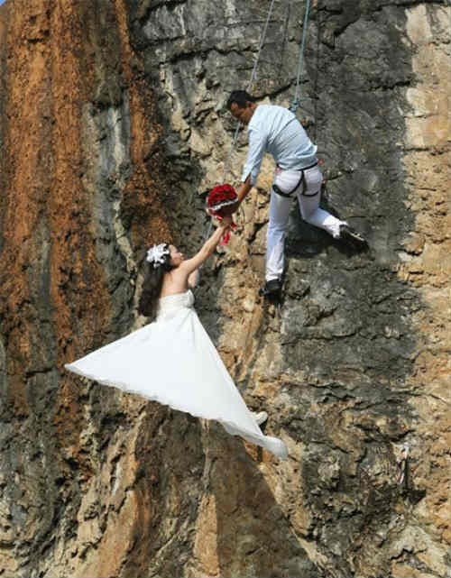 Cặp đôi treo mình trên vách núi chụp ảnh cưới - 1
