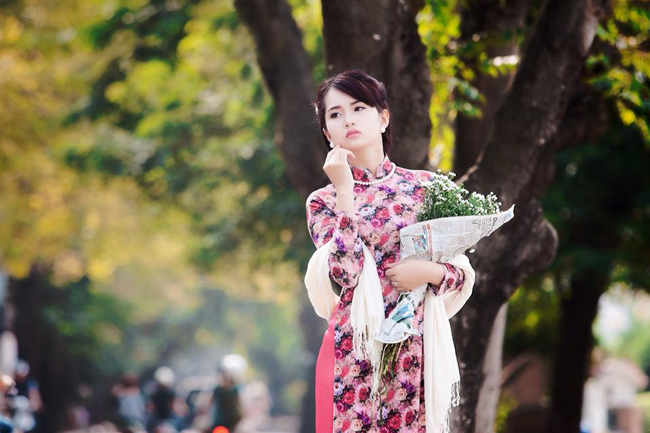 Thiếu nữ dịu dàng bên con phố ngập tràn lá vàng của sắc thu
