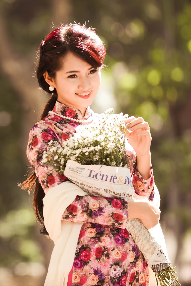 E ấp bên bó hoa thạch thảo trắng
