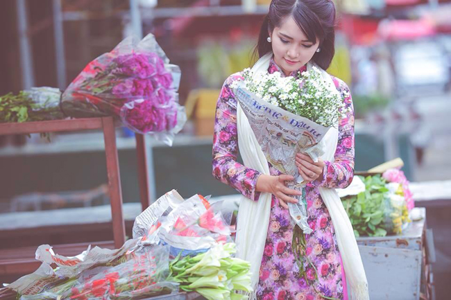 Chiếc&nbsp;áo dài hoa nhã nhặn, mái tóc búi dài và chiếc khăn buông lơi gợi nhớ đến hình ảnh người con gái Hà Nội xưa thanh lịch
