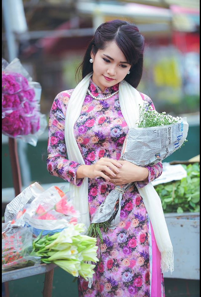 Bộ ảnh được thực hiện trên những con đường quen thuộc của Thủ đô Hà Nội như chợ hoa Quảng Bá, đường Phan Đình Phùng, phố cổ Hà Nội
