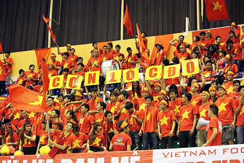 Fan nữ bật khóc khi ĐT Việt Nam thua 15 bàn - 1