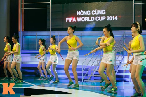 Thiếu nữ Việt "mở hội" chào World Cup 2014 - 1