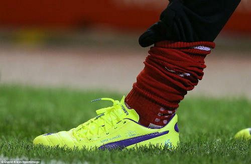 Ghi bàn kiểu Ibra, Balotelli suýt “tẩn” đối thủ - 2