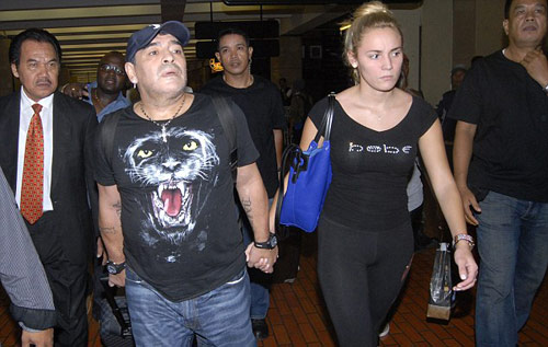 Lộ clip Maradona thẳng tay đánh bạn gái - 1