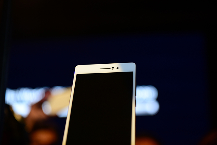 Hãng Oppo vừa chính thức ra mắt chiếc smartphone màn hình Full HD mỏng nhất thế giới với tên gọi R5.
