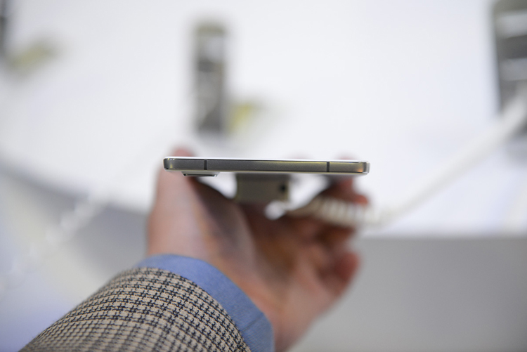Oppo R5 là chiếc smartphone đầu tiên sử dụng vật liệu biến đổi trạng thái, giúp máy ổn định nhiệt độ, duy trì trạng thái mát mẻ.
